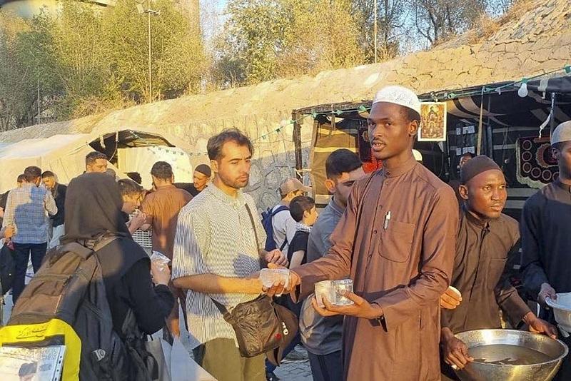 بمشاركة الجالية الإفريقية.. قسم الشؤون الفكرية يباشر تقديم خدماته لزائري الأربعين في النجف الأشرف