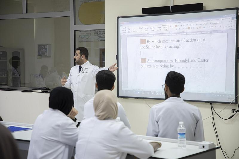 كلية الصيدلة في جامعة العميد: نعمل على إعداد طلبة قادرين على الدخول في المجالات الصناعية ومراكز الأبحاث
