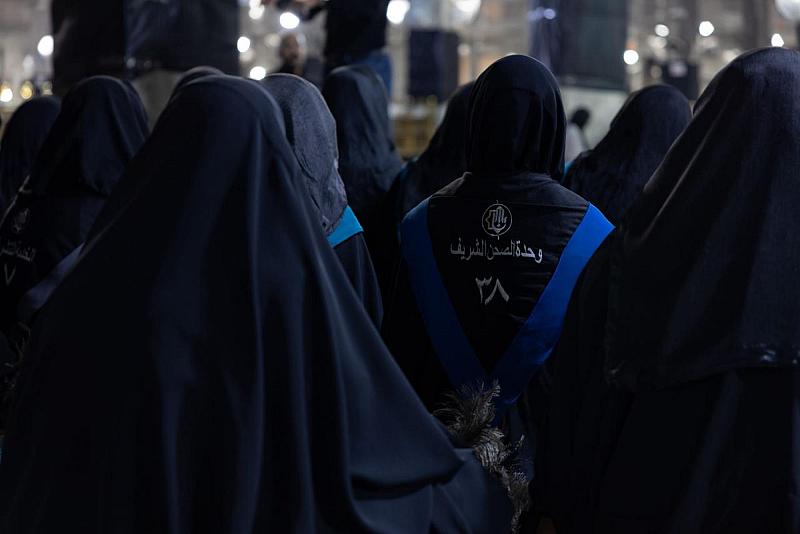 الملاكات النسوية تواصل تقديم خدماتها المتنوّعة للزائرات في سرداب صحن أمّ البنين (عليها السلام)