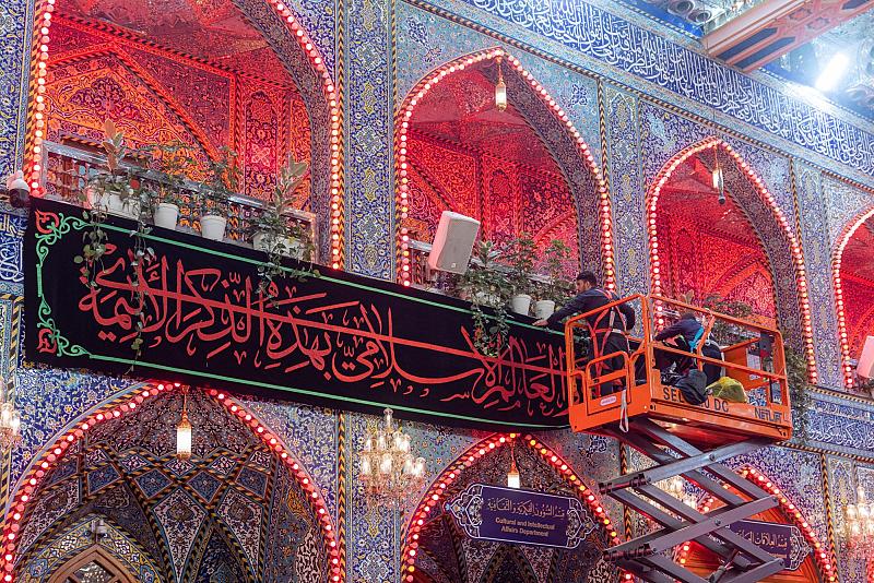 العتبة العباسية المقدسة تنشر لافتات السواد بذكرى شهادة الإمام الهادي (عليه السلام)