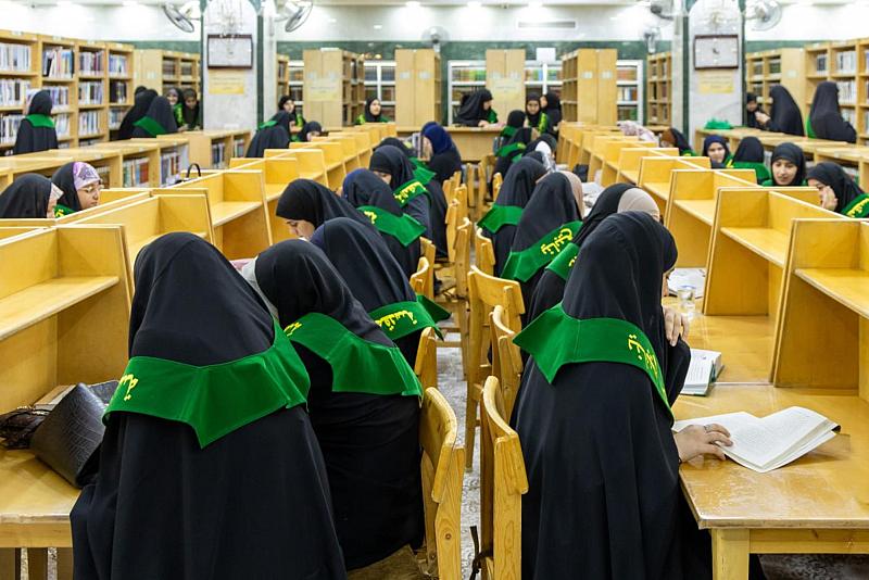 مكتبة أمّ البنين (عليها السلام) النسوية تستقبل طالبات دورة ينابيع الرحمة