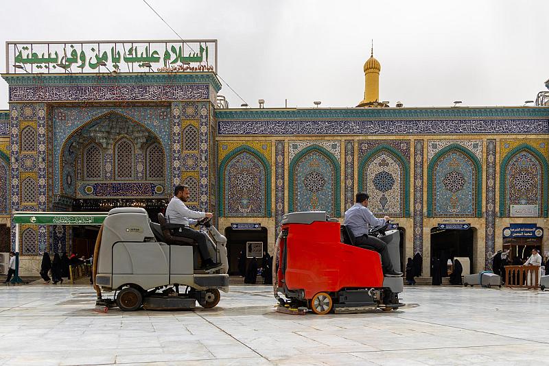 قسم بين الحرمين ينفّذ أعمال غسل الساحة الوسطية والطرق المؤدية إليها