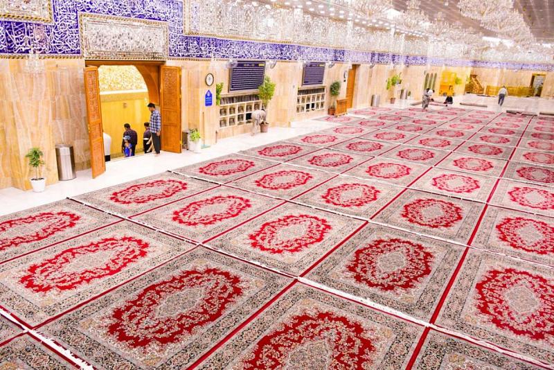 مقامُ الإمام المهديّ (عجّل اللهُ فرجه الشريف) يُفرَشُ بطقمِ سجّادٍ جديد