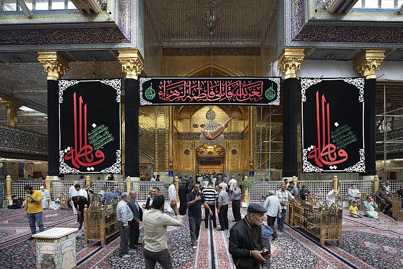 بالصور.. ملامح الحزن تخيم على أرجاء العتبة العباسية بذكرى شهادة السيدة الزهراء (عليها السلام)