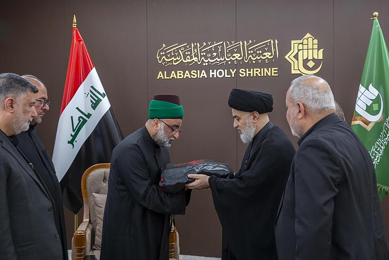 سماحة السيد الصافي يسلّم راية قبّة مرقد أبي الفضل العباس (عليه السلام) للأمين العام للعتبة العباسية المقدسة