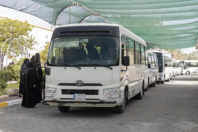 وصول المشارِكات في حفل تخرج طالبات الجامعات العراقية العاشر إلى مجمّع الشيخ الكليني (قدّس سرّه)