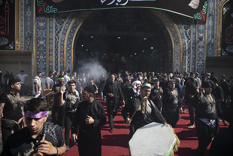 مواكبُ العزاء تخرج بمسيراتٍ عزائيّة لإحياء ذكرى الأربعين الحسينيّ