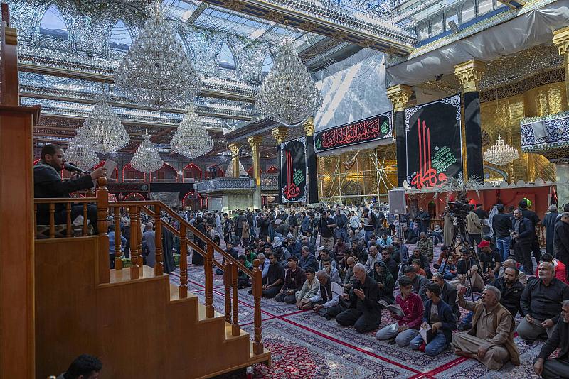 الزائرون يؤدون مراسم قراءة دعاء الندبة عند مرقد أبي الفضل العباس (عليه السلام)
