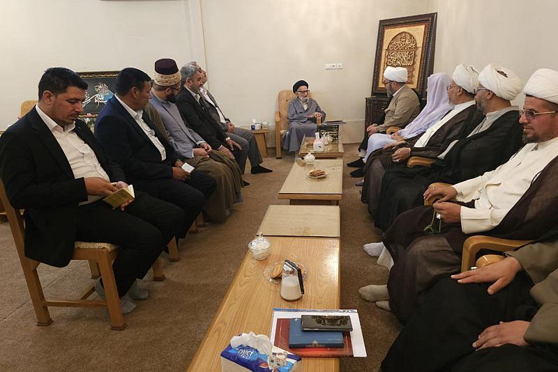 وفد العتبة العباسية يقدّم مجموعة إصدارات تراثيّة إلى مركز إحياء التراث في إيران