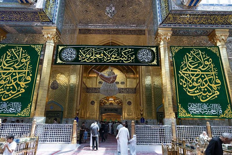 العتبة العباسية المقدسة تنشر لافتات الزينة والفرح احتفاءً بعيد الغدير الأغر