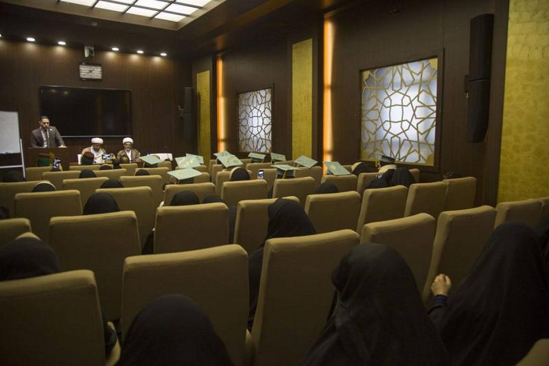 مجموعةٌ من طالبات كلّية الطوسي الجامعة يحتفين بتخرّجهنّ في رحاب العتبة العبّاسية المقدّسة