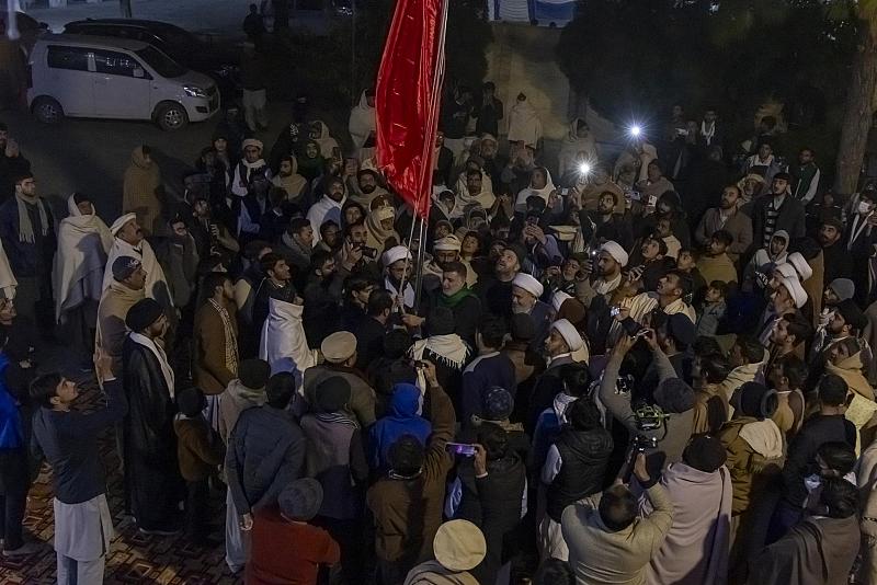 وفد العتبة العباسية في باكستان يرفع راية أبي الفضل العباس (عليه السلام)