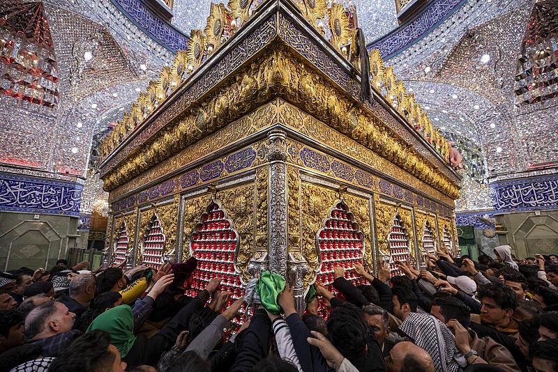 بالصور.. ملامح الحزن تخيّم على أرجاء العتبة العباسية بذكرى شهادة الإمام الكاظم (عليه السلام)