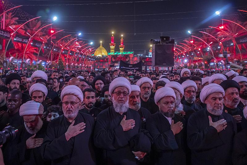عند المرقدين الطاهرين.. موكب طلبة العلوم الدينيّة في كربلاء المقدّسة يحيي ليلة العاشر من المحرّم