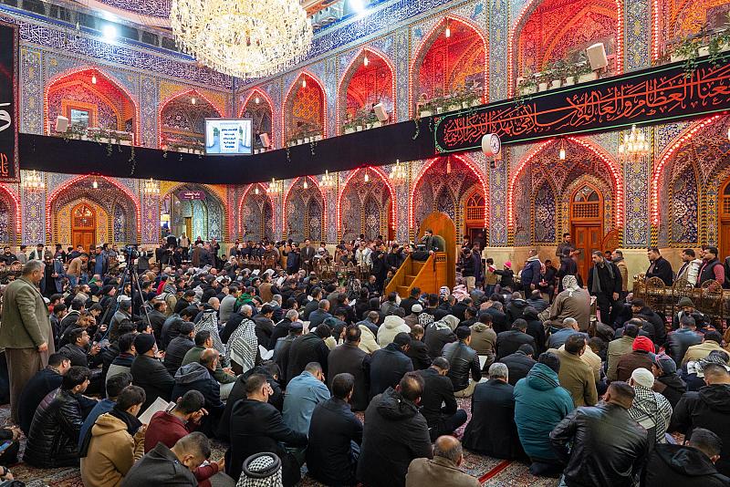جموع الزائرين تشارك بقراءة دعاء كميل عند مرقد أبي الفضل العباس (عليه السلام)