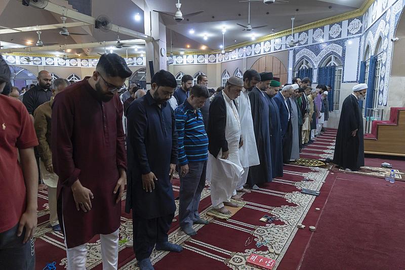 وفد العتبة العباسية المقدسة يقيم صلاة العشاءين جماعة في مسجد سامراء بباكستان