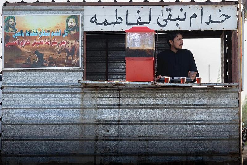 ظافر عباس عودة (أبو سيف) شاب من أهالي البصرة – منطقة الزريجي. يقع موكبه البسيط في منطقة معمل الورق، ويختص بخدمة الزائرين من خلال توزيع عصير النومي بصرة. يقول ظافر: بسبب الأجواء الحارة، نحن نعمل على تقديم العصائر الباردة للزائر ومنحه القوة ليستكمل مسيره