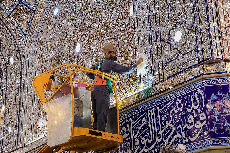قسم الصيانة ينفذ أعمال الإدامة الدورية لمرايا مرقد أبي الفضل العباس (عليه السلام)