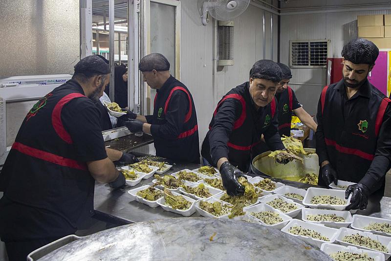 في ليلة الجمعة.. قسم المضيف يقدم 15 ألف وجبة طعام للزائرين