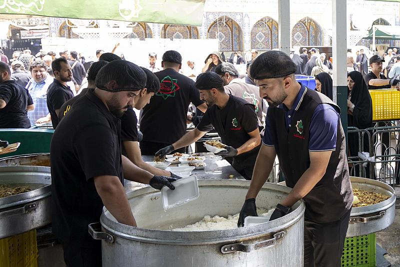 تزامنًا مع عيد الأضحى.. قسم المضيف يقدم 30 ألف وجبة طعام للزائرين
