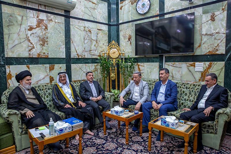 سماحة السيد الصافي يستقبل عددًا من خدمة مرقد السيد محمد (عليه السلام) وأهالي قضاء بلد
