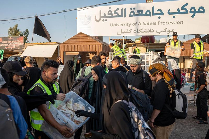 عبر موكبها الخدمي.. جامعة الكفيل تواصل تقديم خدماتها لزائري الأربعين