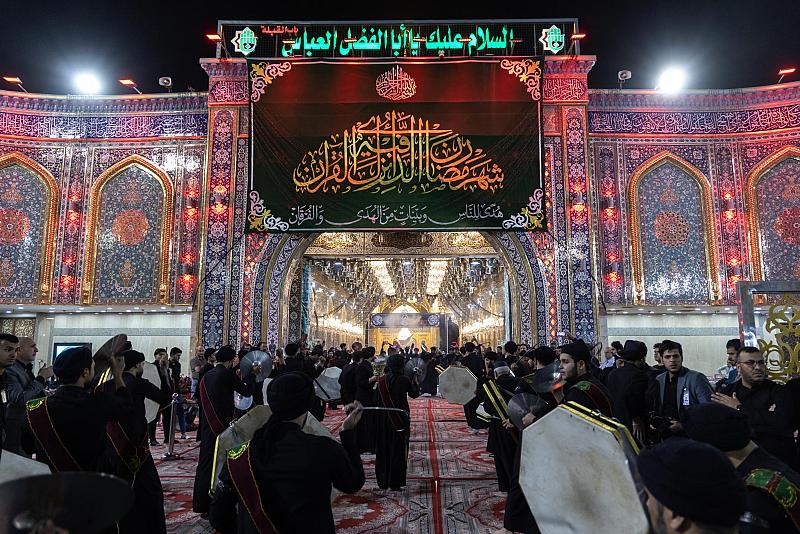 مواكب العزاء في كربلاء تستذكر شهادة أمير المؤمنين (عليه السلام) عند مرقد ولدَيهِ