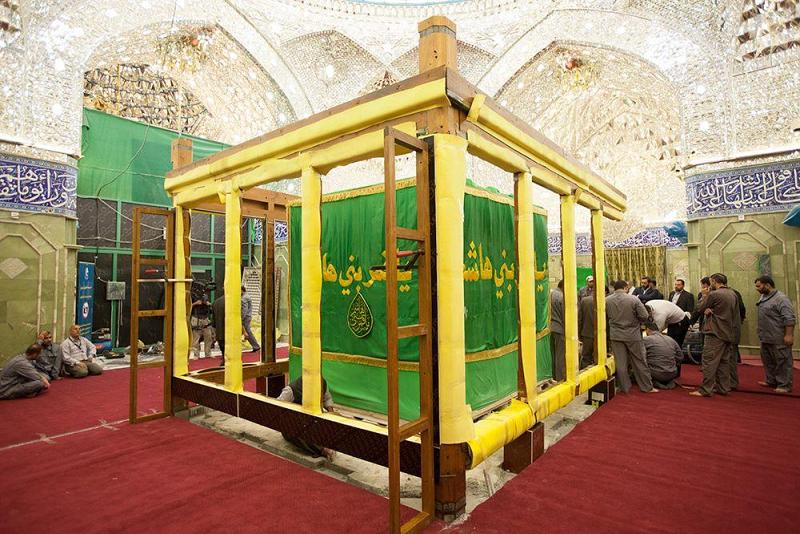 المباشرةُ بتنصيب الهيكل الخشبيّ لشبّاك ضريح أبي الفضل العبّاس(عليه السلام)..