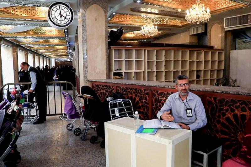 قسم الشؤون الخدميّة: لدينا أماكن مخصصة لعربات الأطفال وكبار السن ونقدّمها بيُسر