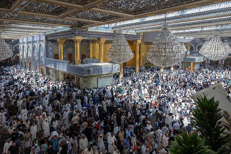 بالصور.. جموع المؤمنين تحيي يوم عرفة في كربلاء