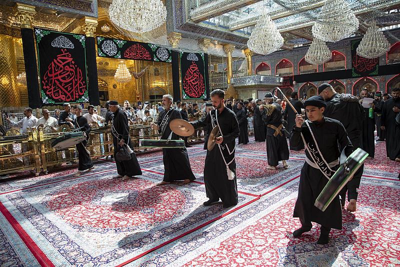 عند المرقدين الطاهرين في كربلاء.. مواكب العزاء تحيي شهادة الإمام الجواد (عليه السلام)