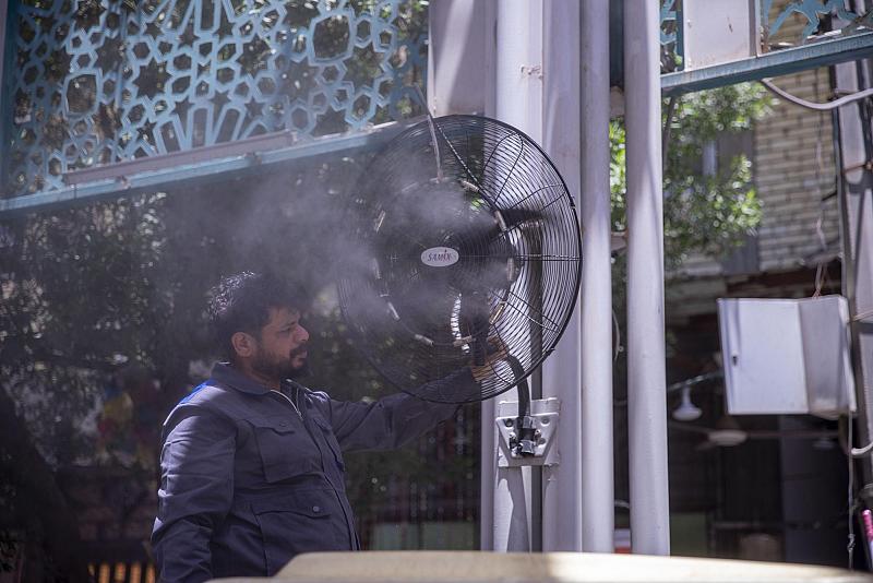 قسم الصيانة الهندسية يباشر بأعمال الإدامة لمراوح الرذاذ في شارع الجمهورية