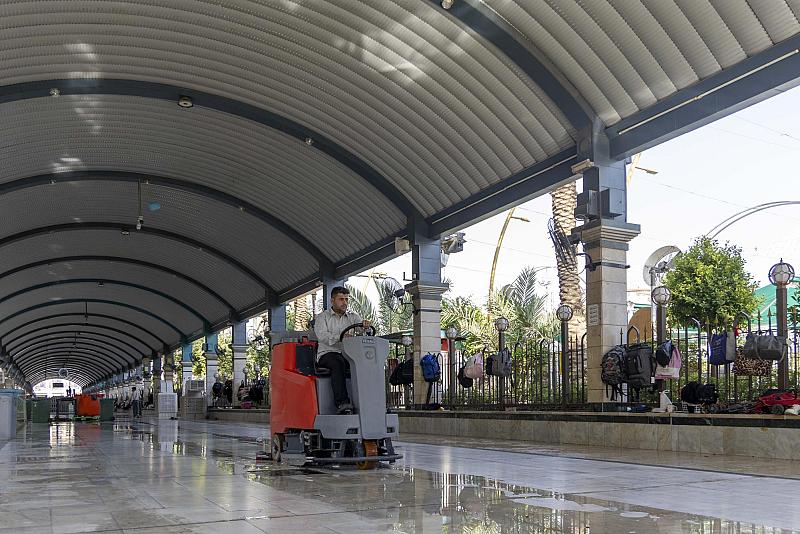 قسم بين الحرمين يجري حملة لغسل أرضية مسقفات الساحة الوسطية