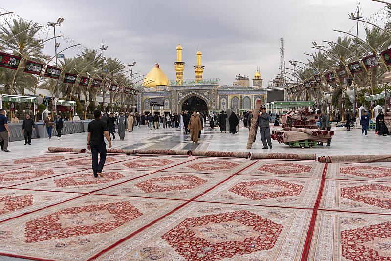 في ليلة الجمعة.. قسم بين الحرمين يفرش أكثر من 1500 سجادة في الساحة الوسطية والشوارع المحيطة بها