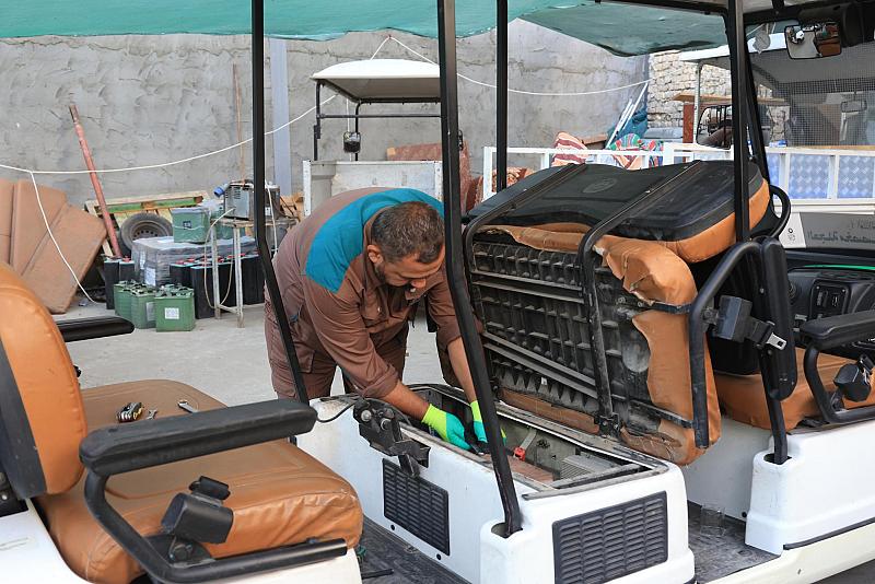 قسم بين الحرمين يجري حملة إدامة لعجلات الشحن والماكينات الكهربائية