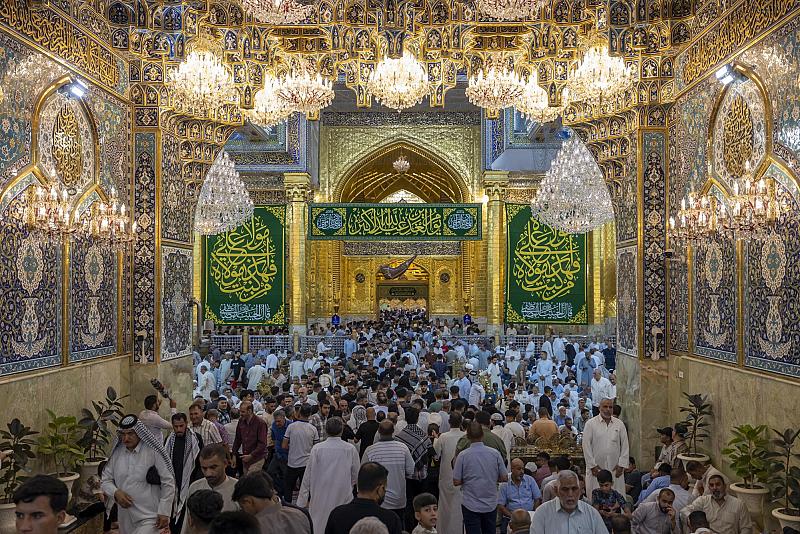 جموع الزائرين تحيي ليلة الجمعة عند مرقد أبي الفضل العباس (عليه السلام)