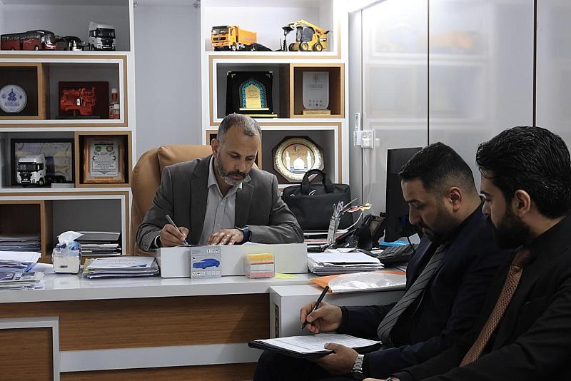 قسما العلاقات العامة والآليات يناقشان خطة نقل المشاركين في حفل تخرج طلبة الجامعات