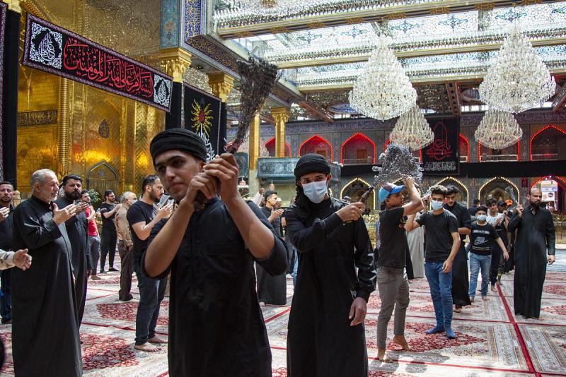 عند مرقدَيْ ولدَيْه: مواكبُ العزاء  تستذكر شهادة أمير المؤمنين (عليه السلام)