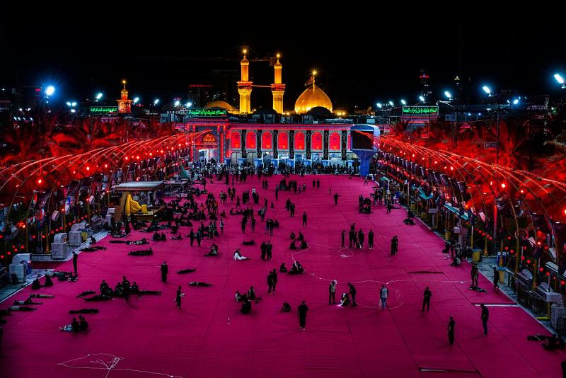 فرشُ ساحة ما بين الحرمَيْن الشريفَيْن بالسجّاد الأحمر