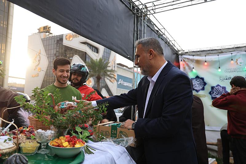 بذكرى ولادة الإمام المهدي (عجل الله فرجه).. قسم الشؤون الدينية يوزع الورد والحلوى على الزائرين