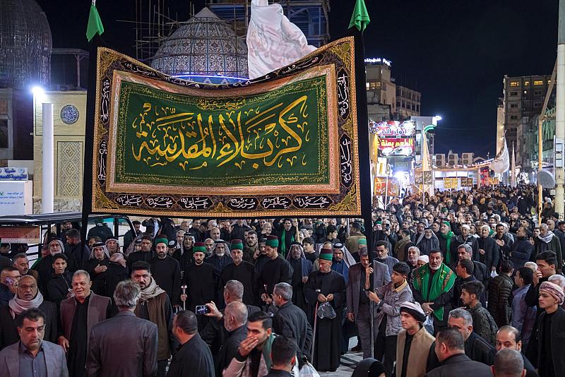 موكب أهالي كربلاء يقدم تعازيه عند مرقد الإمام علي (عليه السلام) في النجف الأشرف