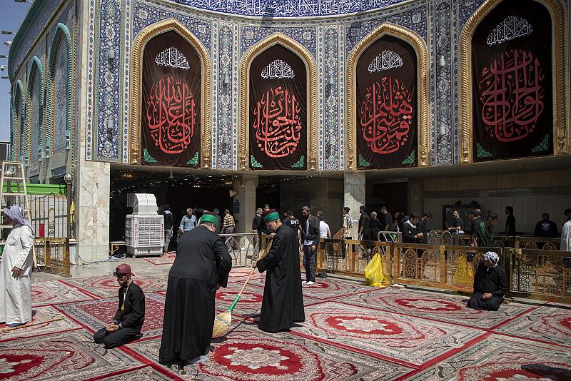 شعبة السادة الخدم تستنفر جهودها لخدمة زائري مرقد أبي الفضل العباس (عليه السلام)