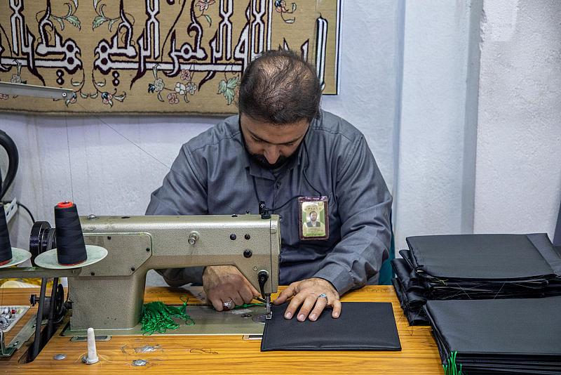 قسم الهدايا والنذور يباشر خياطة قبعات المشاركات في حفل تخرج طالبات الجامعات العراقية العاشر