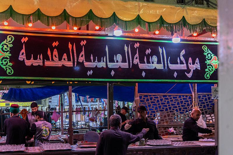 عَبرَ موكبها الخدمي.. شعبة السادة الخدم تقدّم خدماتها للزائرين بذكرى شهادة الإمام الصادق (عليه السلام)