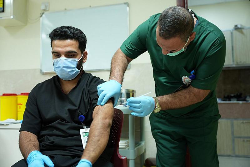 مستشفى الكفيل يوفر لقاح التهاب الكبد الفيروسي لمنتسبيه بالتعاون مع دائرة صحة كربلاء