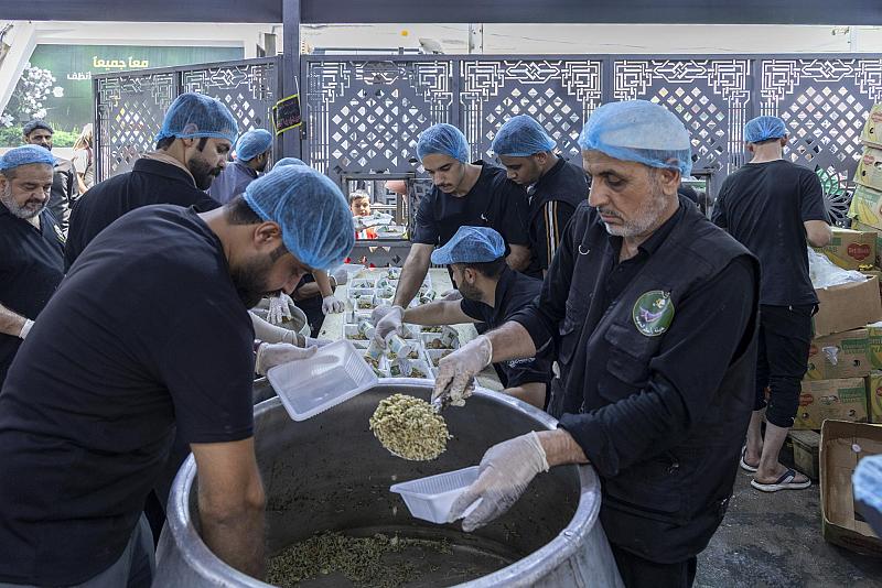 قسم المضيف يواصل تقديم وجبات الطعام للزائرين عبر منفذي باب القبلة وباب بغداد