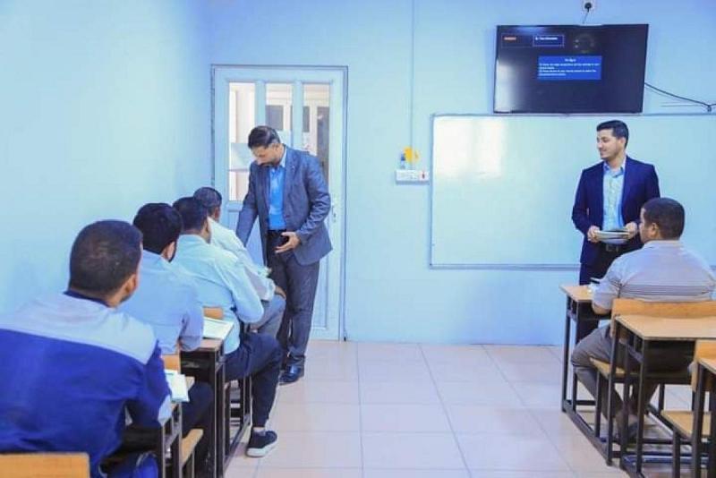 مركزُ (نتعلّمُ لنَحيا) يواصلُ مشروعه في تعليم الكبار