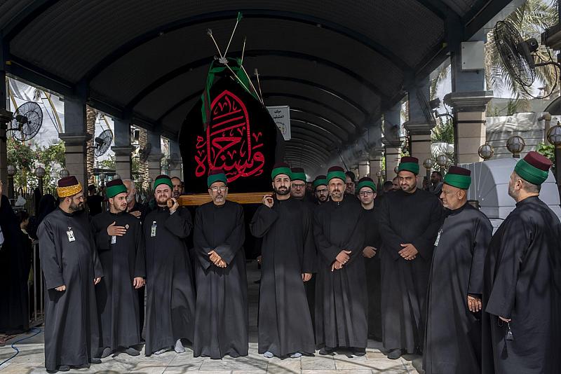 خَدمة العتبتين المقدستين يُحيون ذكرى شهادة الإمام الحسن (عليه السلام) عَبرَ موكب عزاء موحّد