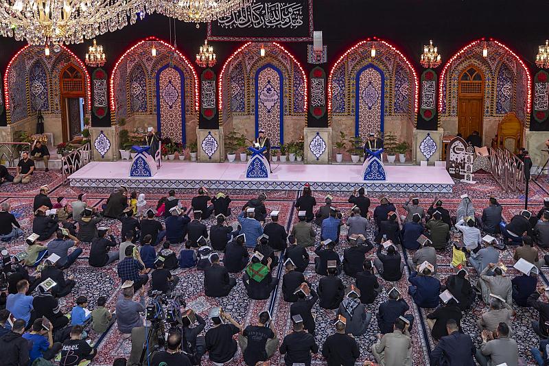 الزائرون يحيون ليلة القدر الثانية عند مرقد أبي الفضل العباس (عليه السلام)