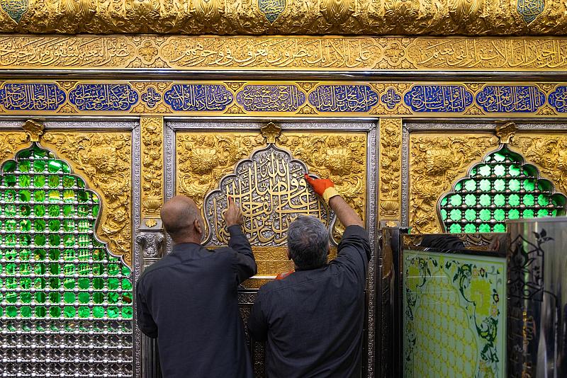 قسم صناعة الشبابيك يجري أعمال الإدامة لشباك ضريح مرقد أبي الفضل العباس (عليه السلام)